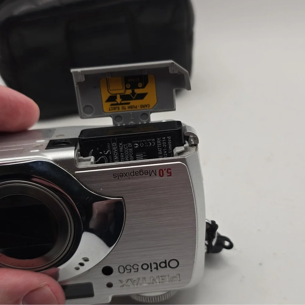 PENTAX Optio 550 5.0MP Compact Digital Camera 5x Zoom Silver w/ Case UNTESTED